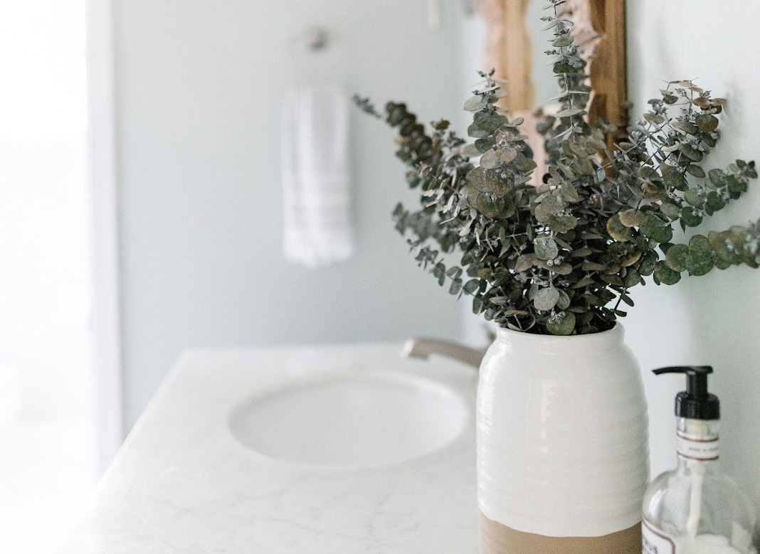simple-bathroom-styling-tips-styleberry-creative-interiors-san-antonio-texas-bathroom-counter-vase-flowers