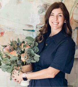 styleberry-creative-interiors-san-antonio-tx-new-design-consultation-services-shawna-percival-holding-flowers-by-painting-modern